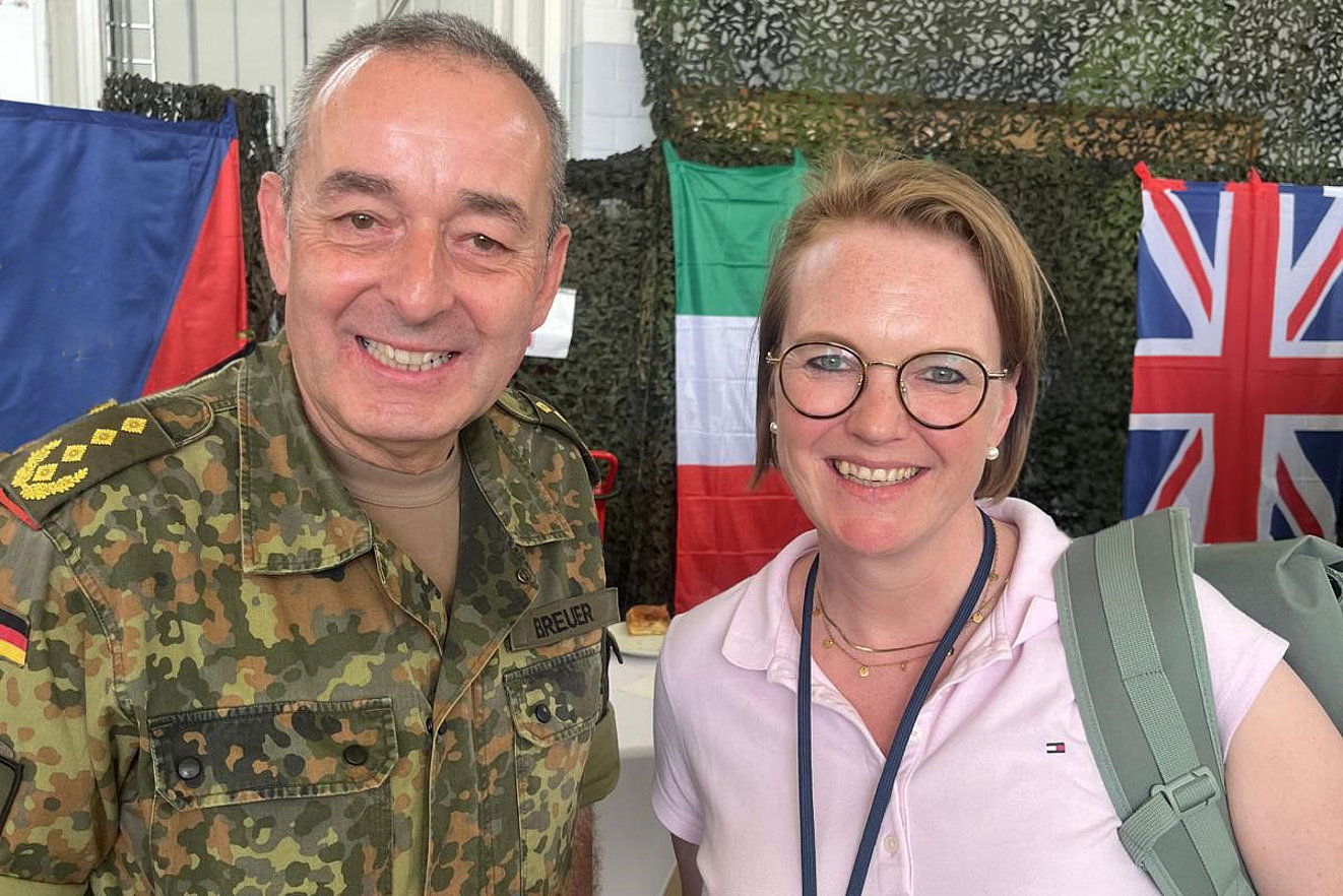 General Breuer (Generalinspekteur der Bundeswehr) mit Melanie Bernstein
