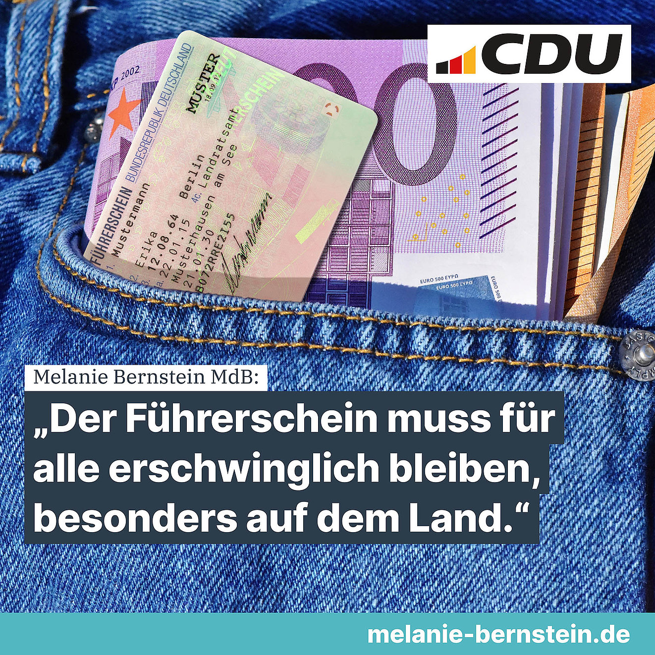 EU-Führerschein zusammen mit einem Bündel Euro-Scheine in einer Hosentaasche